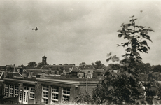 849160 Afbeelding van een Amerikaans B-17 vliegtuig in het luchtruim boven de stad Utrecht in verband met de ...